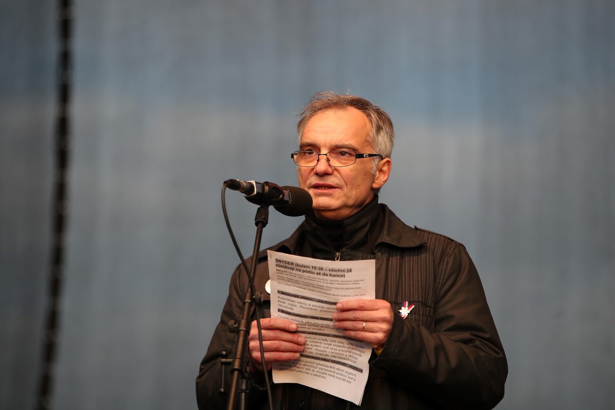 Herec Ivan Trojan hovoří na pódiu během letenské demonstrace spojené s 30. výročím sametové revoluce (16. 11. 2019)