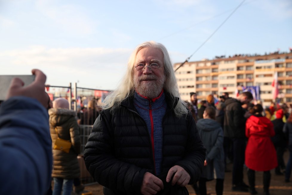 Jaroslav Hutka během demonstrace na Letenské pláni spojené s 30. výročím sametové revoluce (16. 11. 2019)