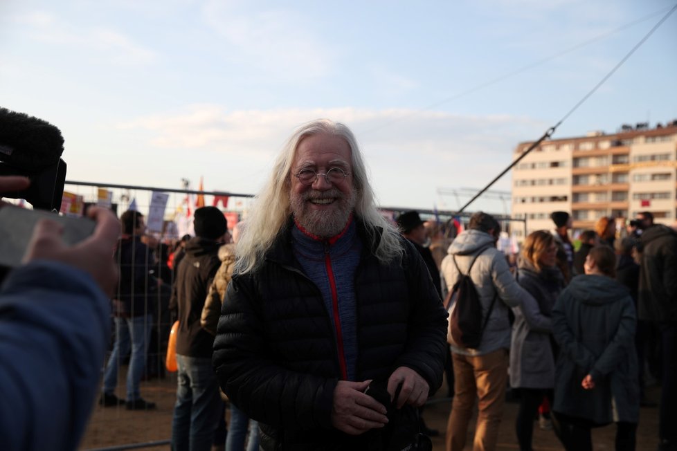 Jaroslav Hutka během demonstrace na Letenské pláni spojené s 30. výročím sametové revoluce (16. 11. 2019)