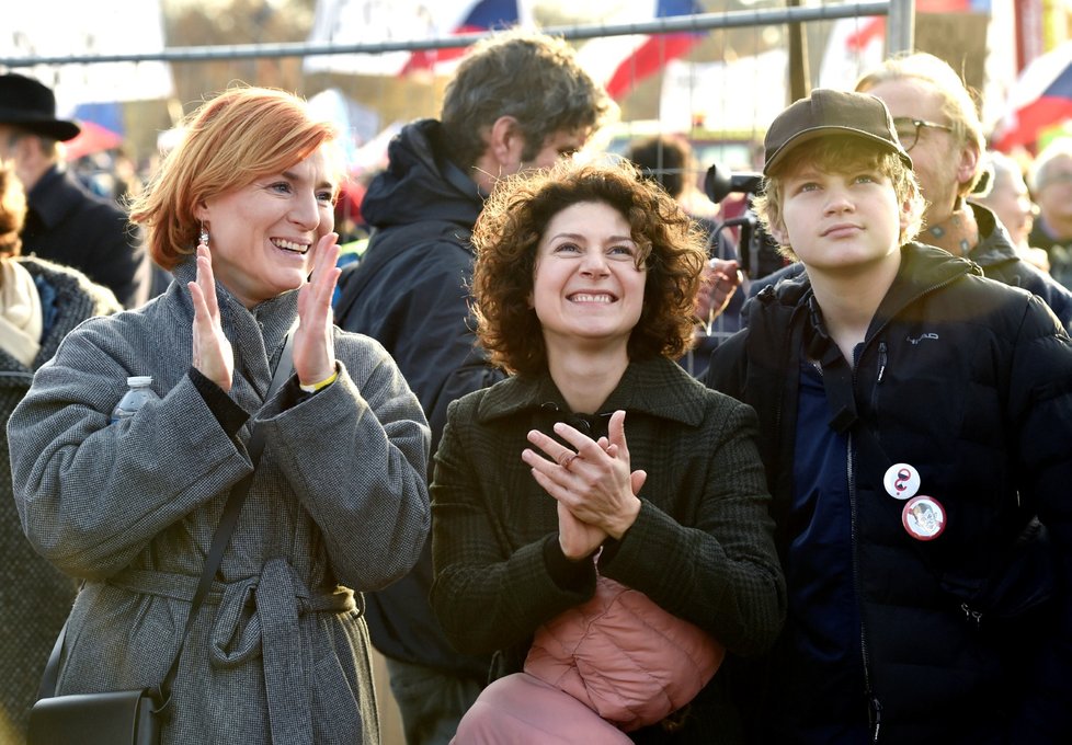 Herečky Lenka Krobotová a Martha Issová během letenské demonstrace spojené s 30. výročím sametové revoluce (16. 11. 2019)