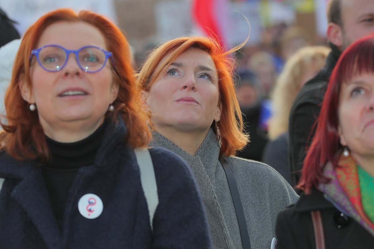 Mezi účastníky demonstrace na Letenské pláni spojené s 30. výročím sametové revoluce byla i herčka Lenka Krobotová (16. 11. 2019)