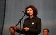 Herečka Martha Issová hovoří na pódiu během letenské demonstrace spojené s 30. výročím sametové revoluce (16. 11. 2019)