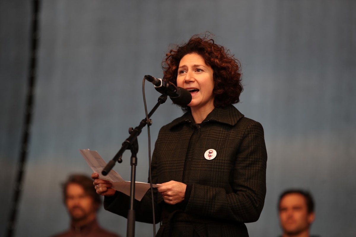 Herečka Martha Issová hovoří na pódiu během letenské demonstrace spojené s 30. výročím sametové revoluce (16. 11. 2019)