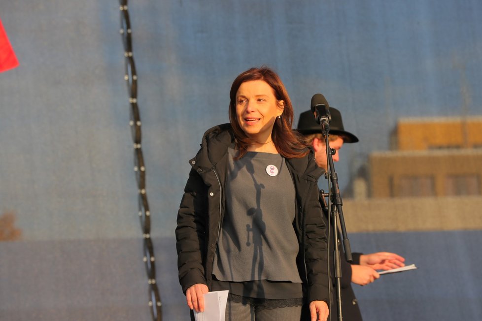 Starostka městysu Škvorec Martina Vodičková během letenské demonstrace spojené s 30. výročím sametové revoluce (16. 11. 2019)