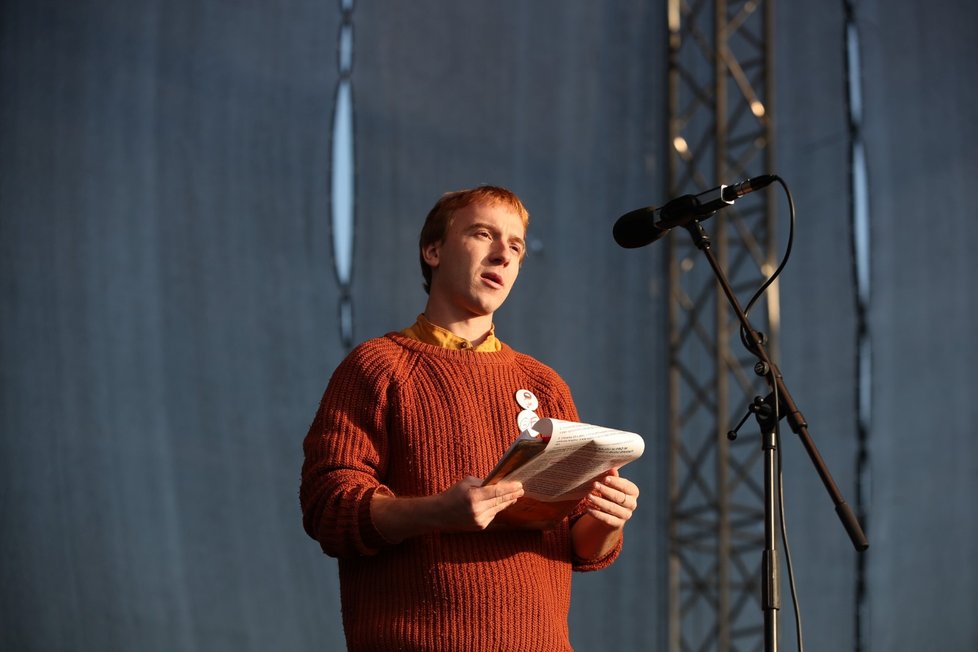 Předseda spolku Milion chvilek Mikuláš Minář hovoří během letenské demonstrace spojené s 30. výročím sametové revoluce (16. 11. 2019)