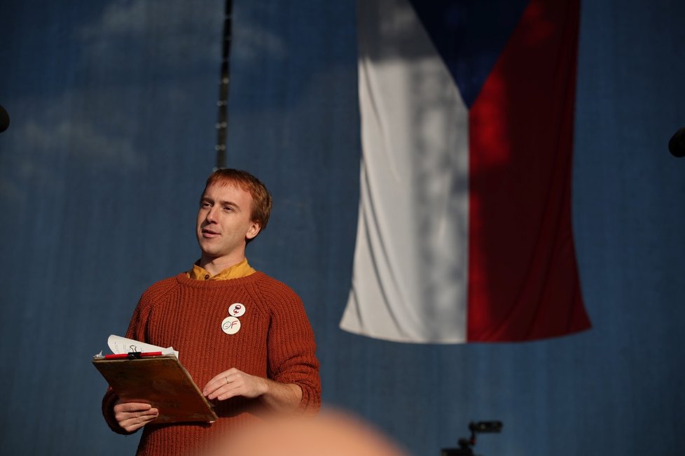 Předseda spolku Milion chvilek Mikuláš Minář hovoří během letenské demonstrace spojené s 30. výročím sametové revoluce (16. 11. 2019)