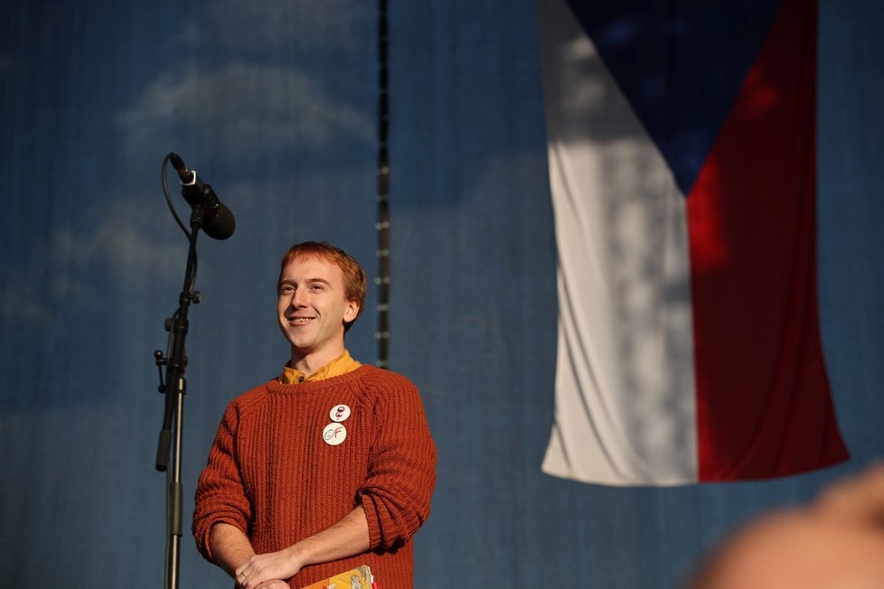 Předseda spolku Milion chvilek Mikuláš Minář hovoří během letenské demonstrace spojené s 30. výročím sametové revoluce (16. 11. 2019)