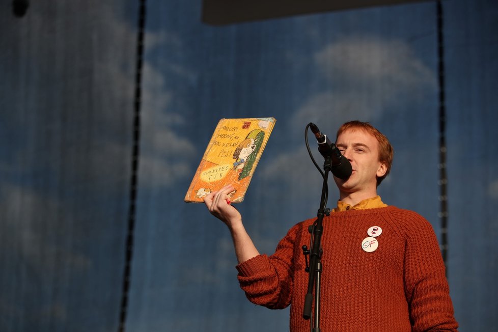 Předseda spolku Milion chvilek Mikuláš Minář hovoří během letenské demonstrace spojené s 30. výročím sametové revoluce (16. 11. 2019).