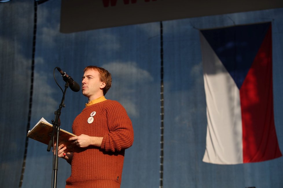 Předseda spolku Milion chvilek Mikuláš Minář hovoří během letenské demonstrace spojené s 30. výročím sametové revoluce (16. 11. 2019).