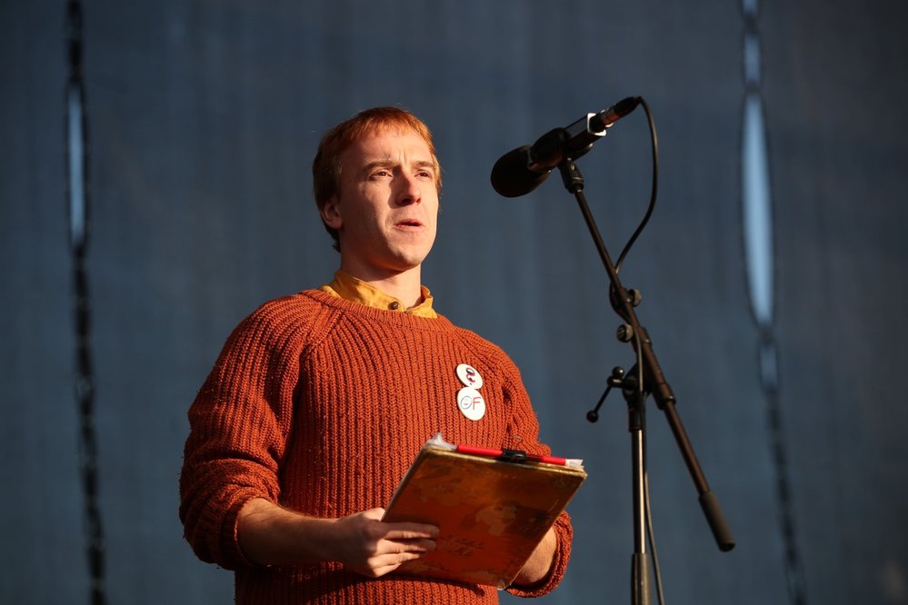 Předseda spolku Milion chvilek Mikuláš Minář hovoří během letenské demonstrace spojené s 30. výročím sametové revoluce (16. 11. 2019)