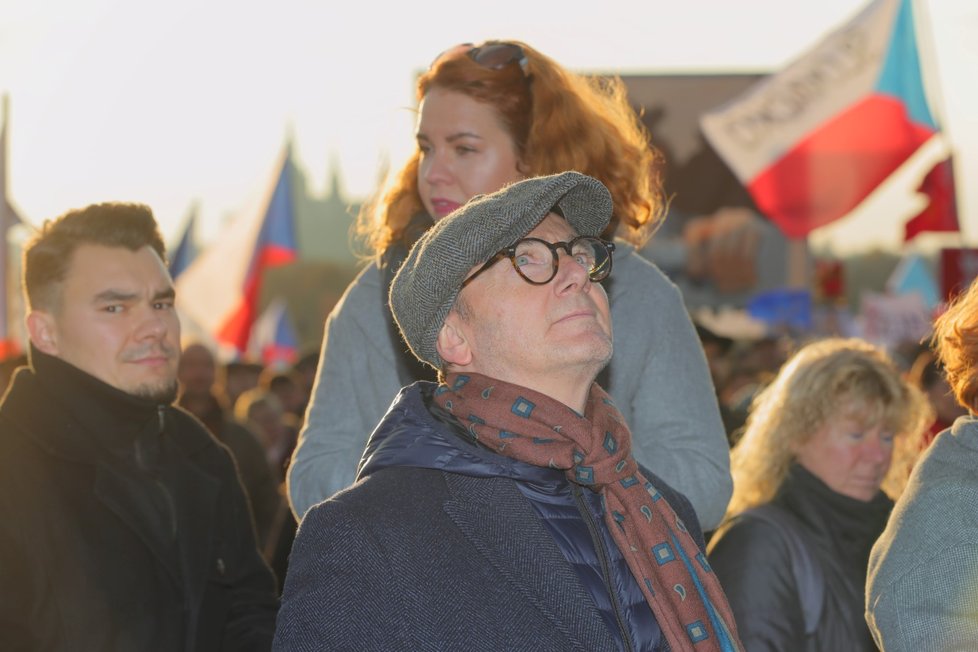 Hudebník Ondřej Havelka během letenské demonstrace spojené s 30. výročím sametové revoluce. Za ním v pozadí spisovatelka Markéta Lukášková (16. 11. 2019)