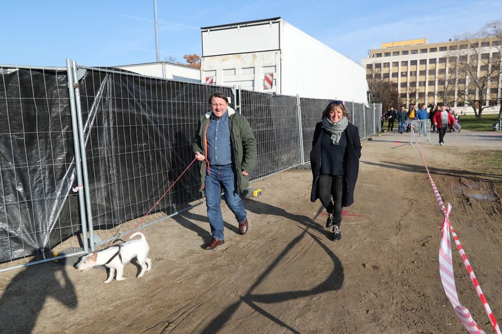 Herci a manželé Radek Holub a Barbora Hrzánová na Letenské pláni krátce před začátkem demonstrace spojené s 30. výročím sametové revoluce (16. 11. 2019)