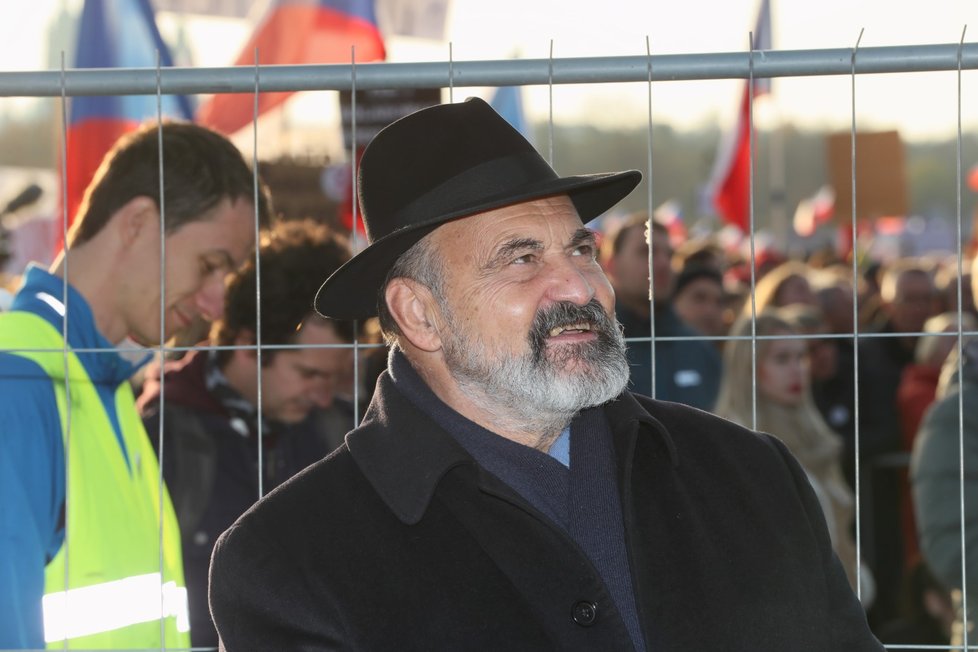 Teolog Tomáš Halík během demonstrace na Letenské pláni spojené s 30. výročím sametové revoluce (16. 11. 2019)