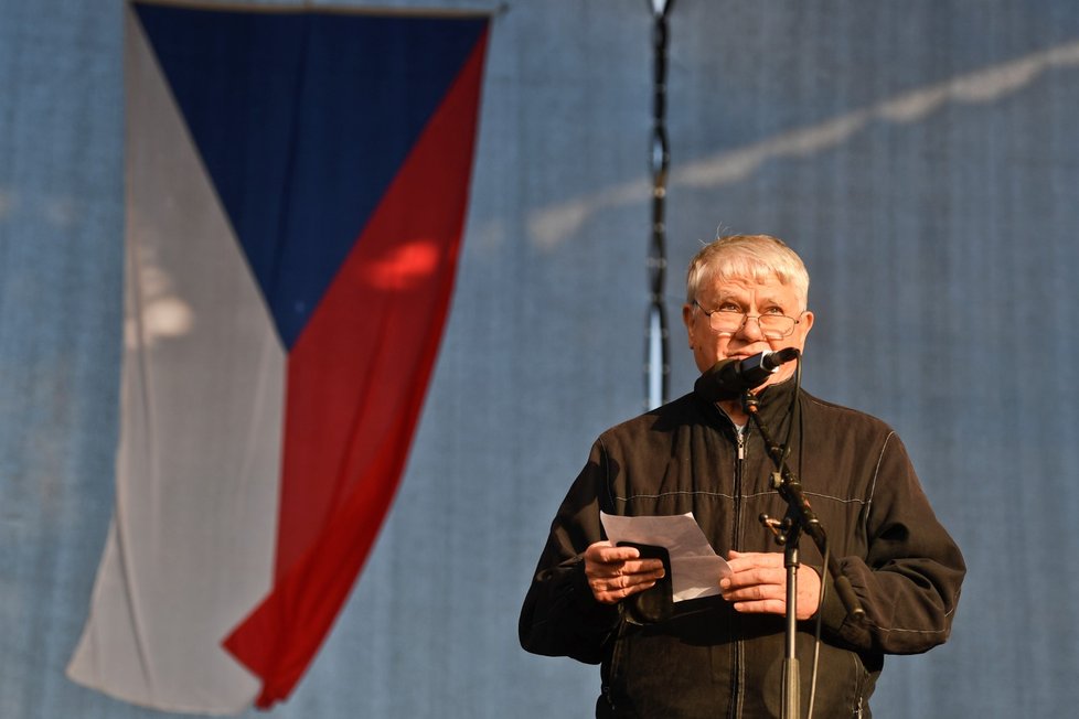 Biskup Václav Malý během demonstrace na Letenské pláni spojená s 30. výročím sametové revoluce (16. 11. 2019)