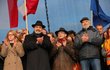 Osobnosti na pódiu během demonstrace na Letenské pláni spojené s 30. výročím sametové revoluce (16. 11. 2019)