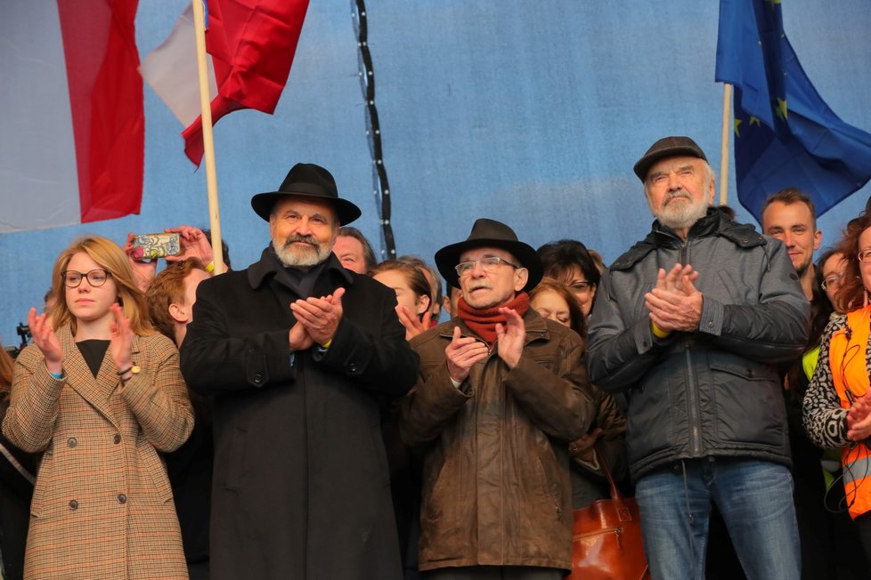 Osobnosti na pódiu během demonstrace na Letenské pláni spojené s 30. výročím sametové revoluce (16. 11. 2019)