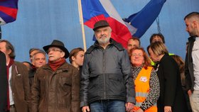 Osobnosti na pódiu během demonstrace na Letenské pláni spojené s 30. výročím sametové revoluce (16. 11. 2019)