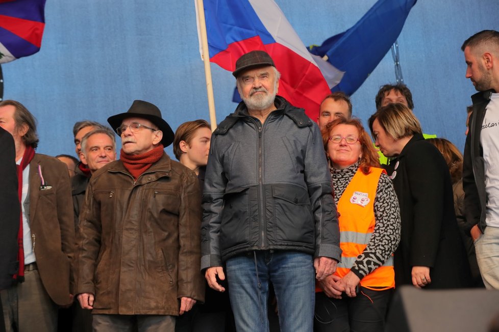 Osobnosti na pódiu během demonstrace na Letenské pláni spojené s 30. výročím sametové revoluce (16. 11. 2019)