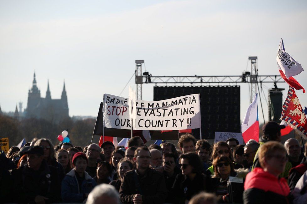 Na Letenské pláni za několik chvilek začne demonstrace spojená s 30. výročím sametové revoluce (16. 11. 2019).