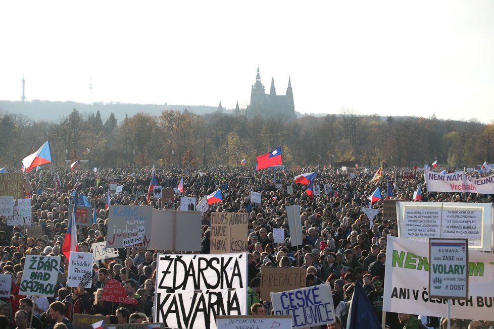 Demonstrace na Letenské pláni spojená s 30. výročím sametové revoluce (16. 11. 2019)