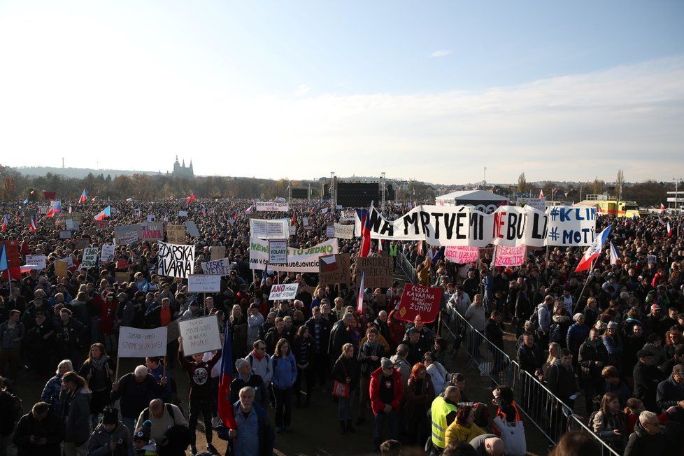 Demonstrace na Letenské pláni spojená s 30. výročím sametové revoluce (16. 11. 2019)