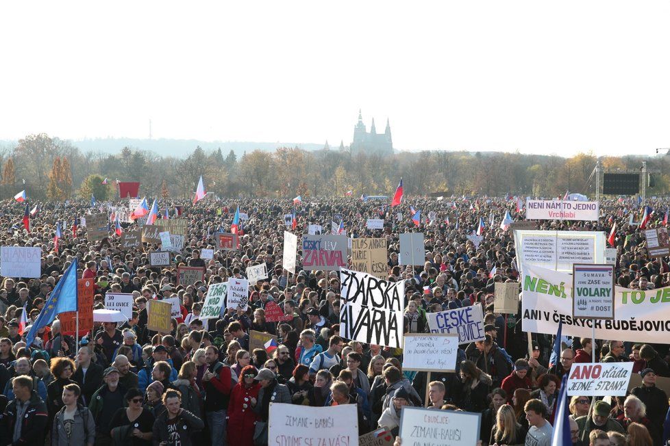 Demonstrace na Letenské pláni spojená s 30. výročím sametové revoluce (16. 11. 2019)