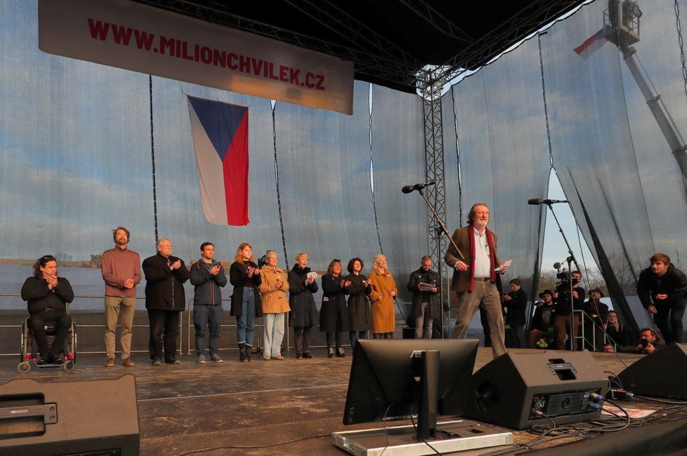 Osobnosti na pódiu během letenské demonstrace spojené s 30. výročím sametové revoluce (16. 11. 2019)