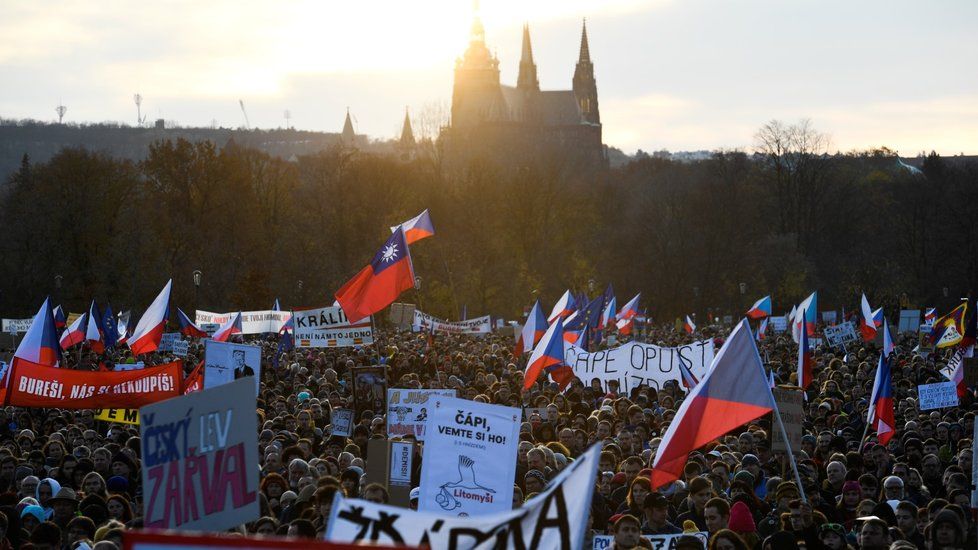 Demonstrace na Letenské pláni spojená s 30. výročím sametové revoluce (16. 11. 2019)