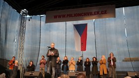 Osobnosti na pódiu během letenské demonstrace spojené s 30. výročím sametové revoluce (16. 11. 2019)