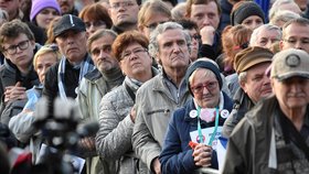 Účastníci demonstrace na Letenské pláni spojené s 30. výročím sametové revoluce (16. 11. 2019)