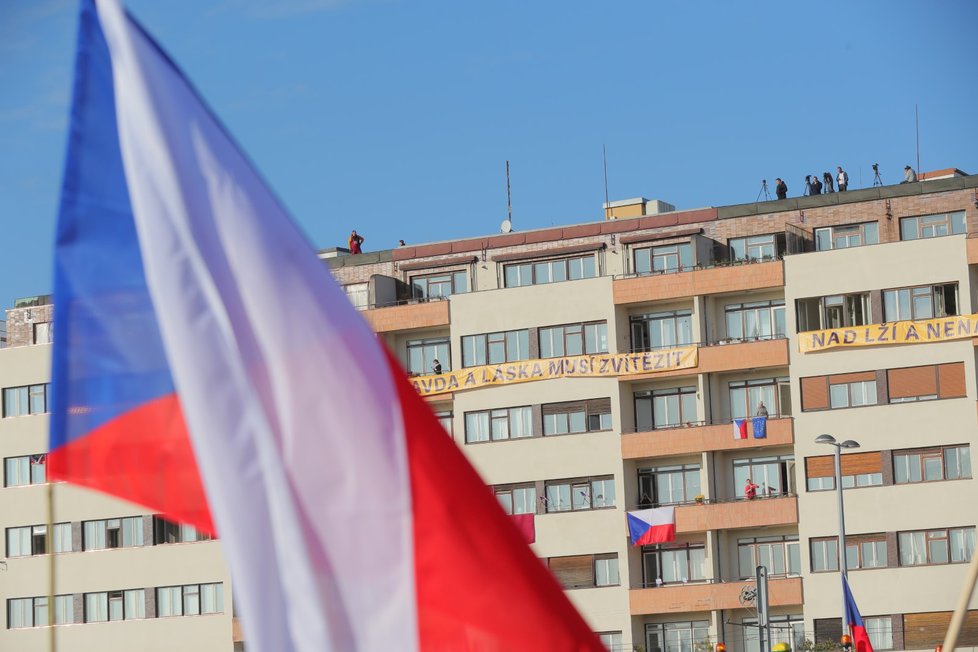 Na Letenské pláni za několik chvilek začne demonstrace spojená s 30. výročím sametové revoluce (16. 11. 2019).