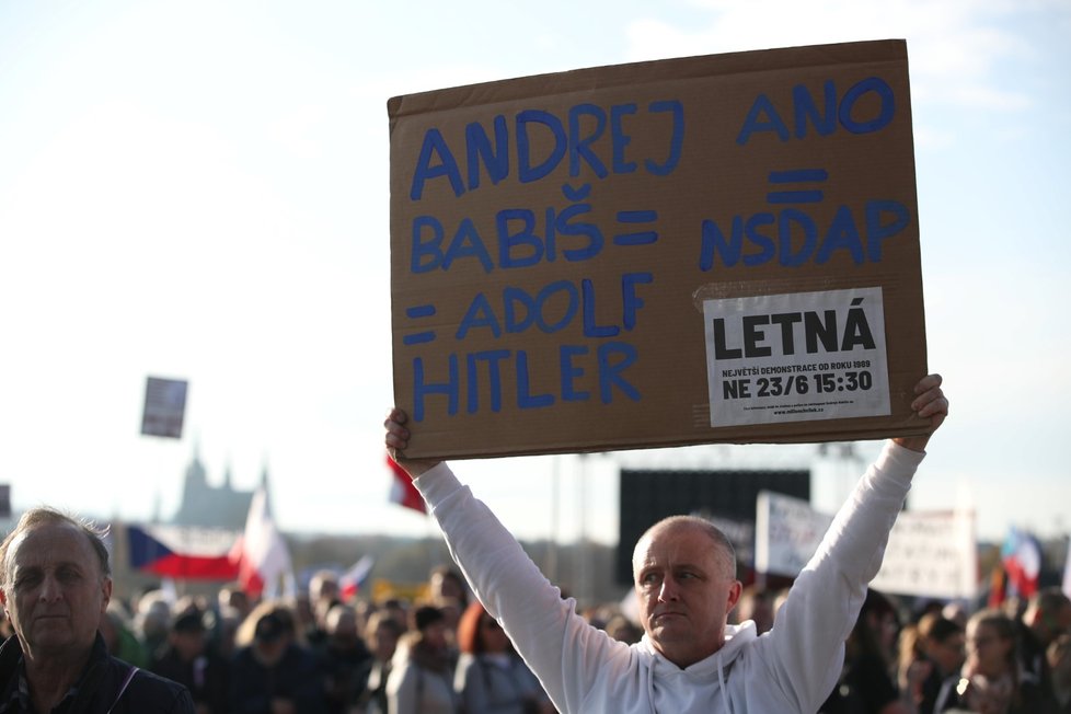 Na Letenské pláni za několik chvilek začne demonstrace spojená s 30. výročím sametové revoluce (16. 11. 2019)