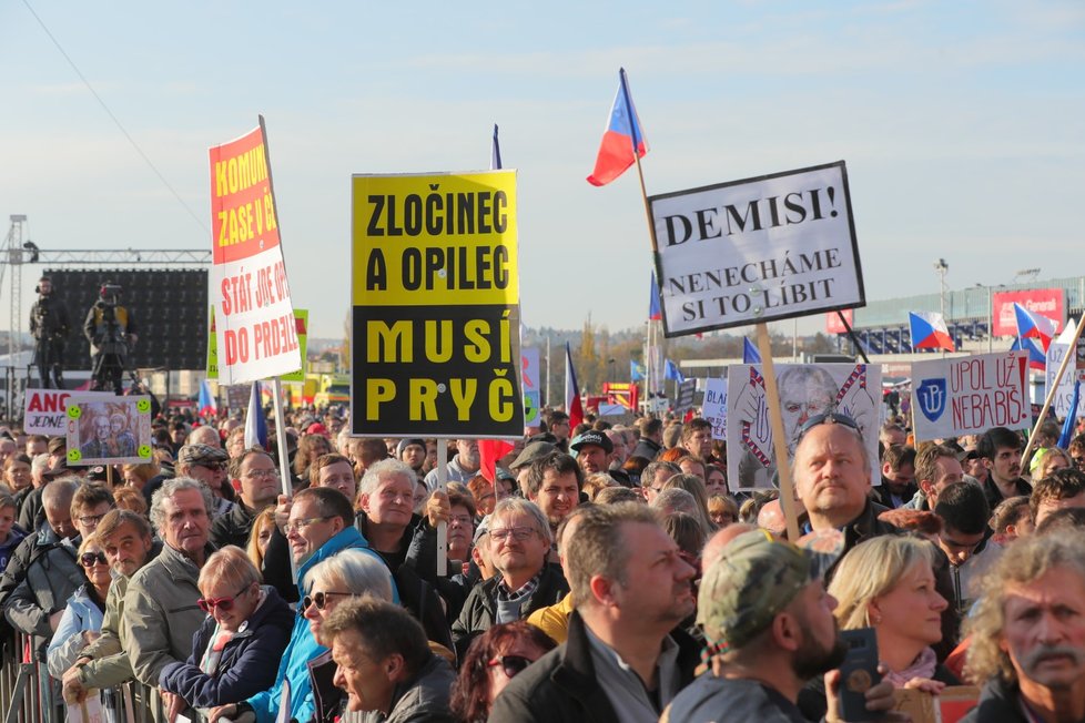 Účastníci demonstrace spojené s 30. výročím sametové revoluce (16. 11. 2019)