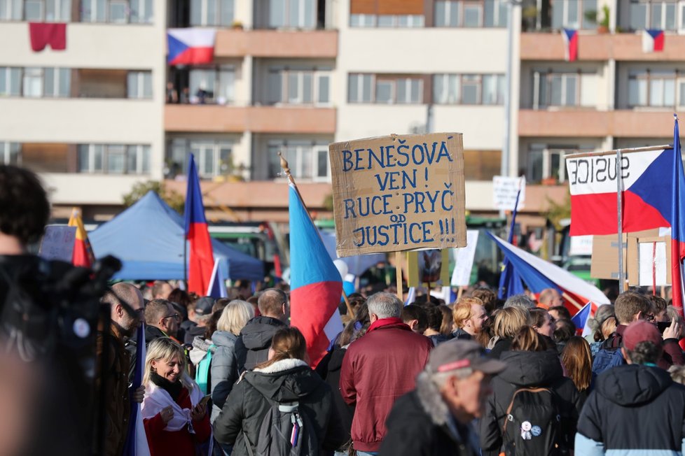 Účastníci demonstrace na Letenské pláni spojené s 30. výročím sametové revoluce (16. 11. 2019)