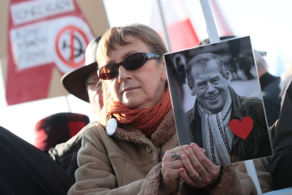 Účastníci demonstrace na Letenské pláni spojené s 30. výročím sametové revoluce (16. 11. 2019)