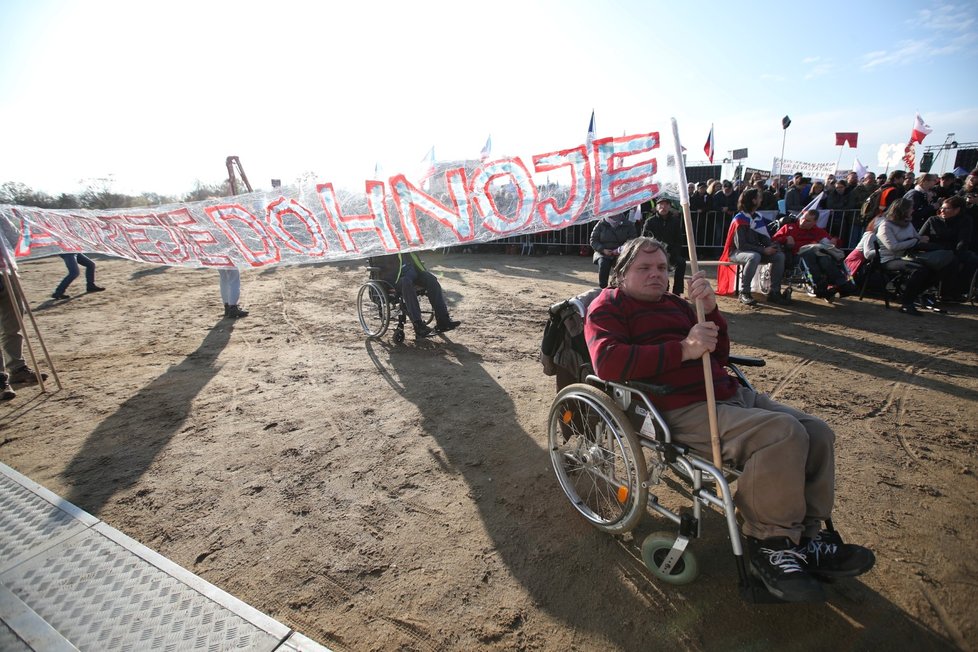 Účastníci demonstrace na Letenské pláni spojené s 30. výročím sametové revoluce (16. 11. 2019)