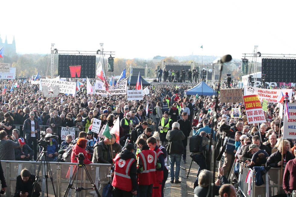 Transparenty účastníků demonstrace na Letné spojené s 30. výročím sametové revoluce (16. 11. 2019)