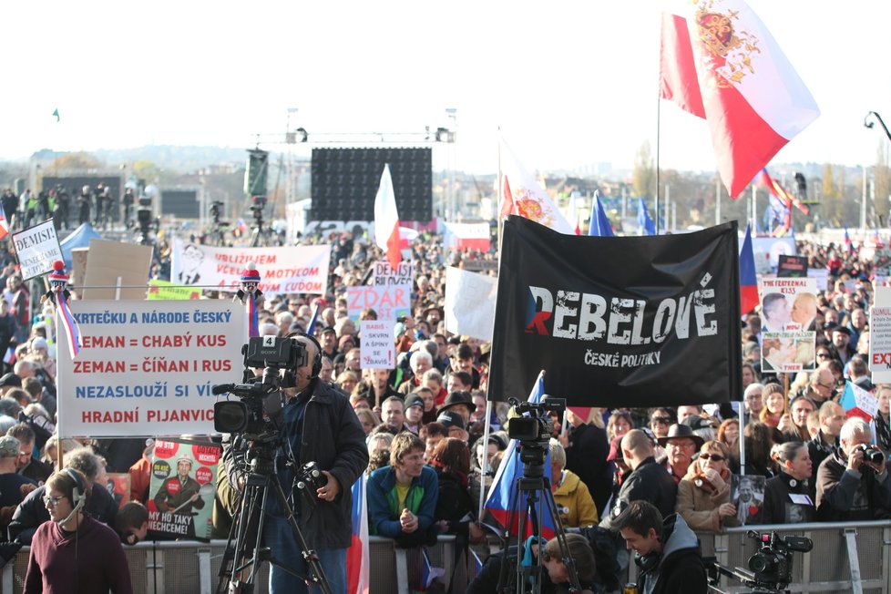 Transparenty účastníků demonstrace na Letné spojené s 30. výročím sametové revoluce (16. 11. 2019)