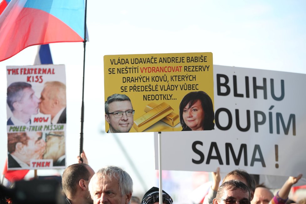 Transparenty účastníků demonstrace na Letné spojené s 30. výročím sametové revoluce (16. 11. 2019)