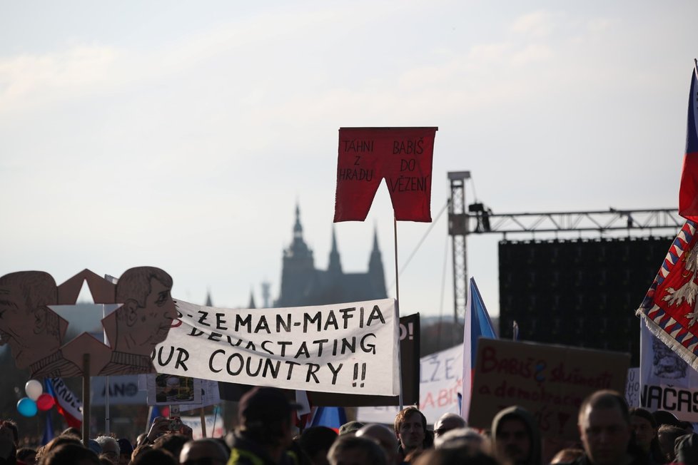 Účastníci demonstrace na Letenské pláni spojené s 30. výročím sametové revoluce (16. 11. 2019)