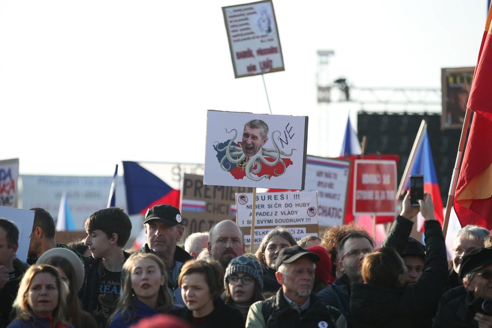 Účastníci demonstrace na Letenské pláni spojené s 30. výročím sametové revoluce (16. 11. 2019)