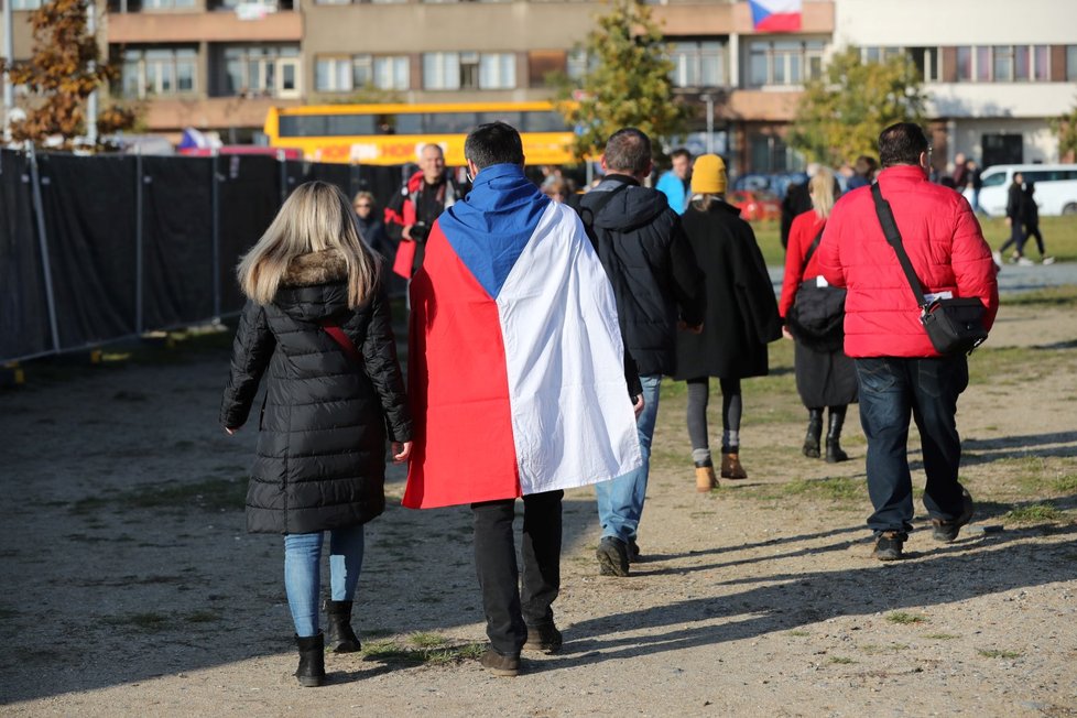 Účastníci demonstrace na Letenské pláni spojené s 30. výročím sametové revoluce (16. 11. 2019)