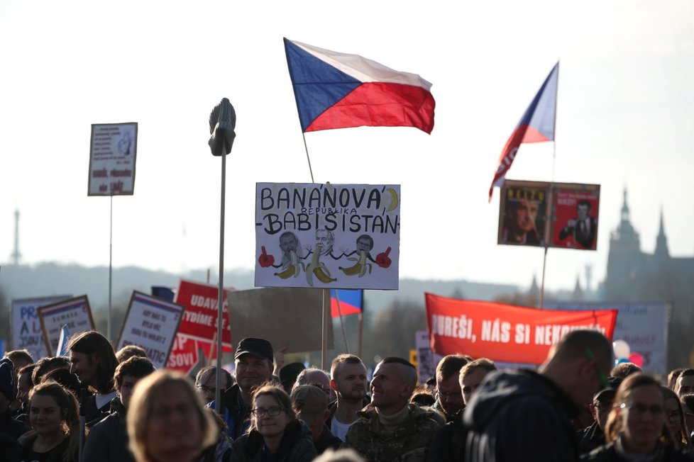 Účastníci demonstrace na Letenské pláni spojené s 30. výročím sametové revoluce (16. 11. 2019)