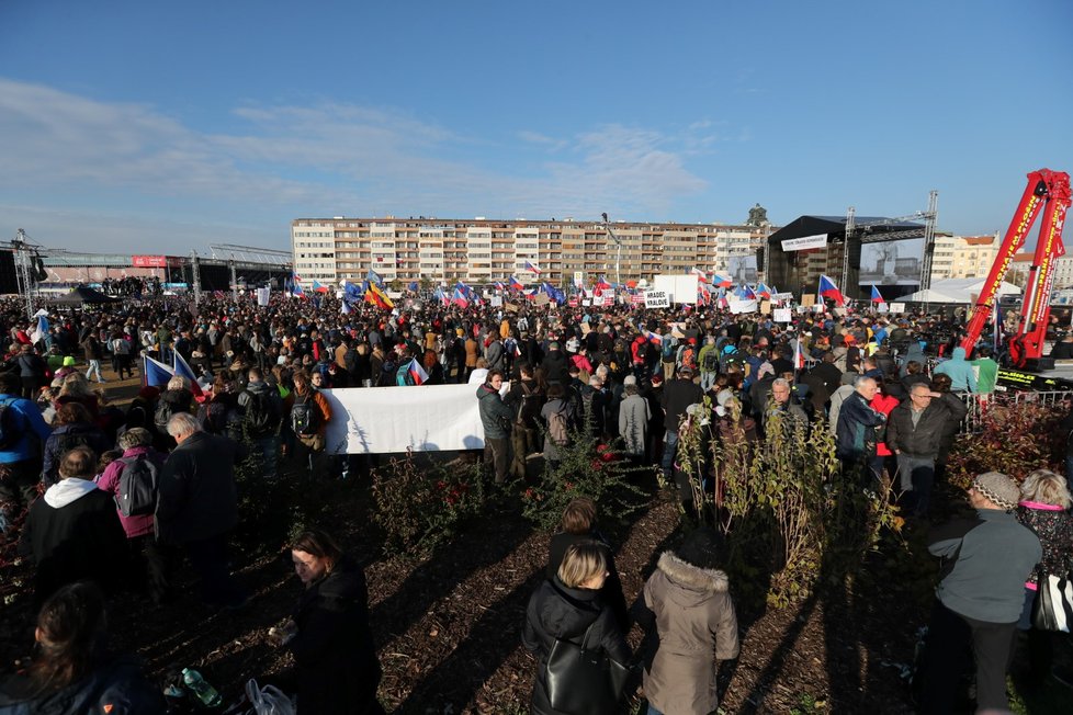 Účastníci demonstrace na Letenské pláni spojené s 30. výročím sametové revoluce (16. 11. 2019)