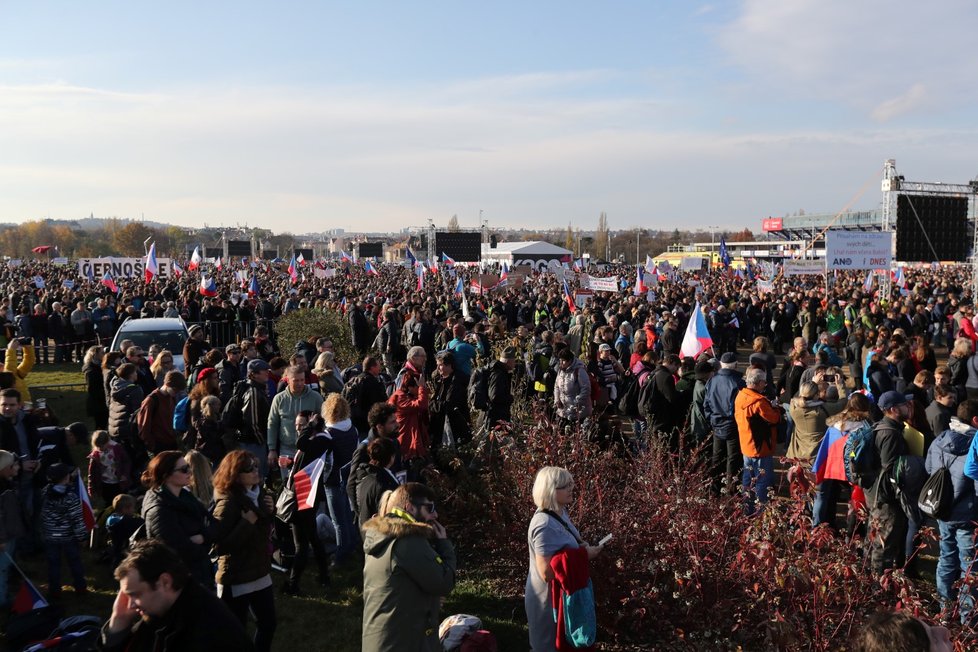 Účastníci demonstrace na Letenské pláni spojené s 30. výročím sametové revoluce (16. 11. 2019)