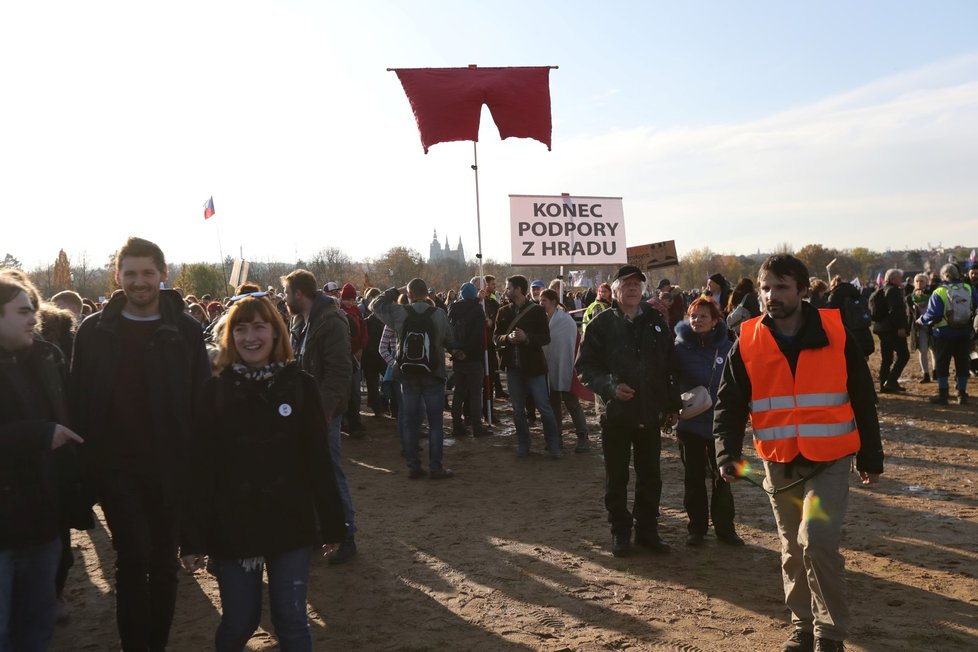 Účastníci demonstrace na Letenské pláni spojené s 30. výročím sametové revoluce (16. 11. 2019)