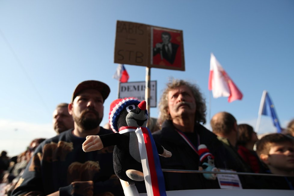 Účastníci demonstrace na Letenské pláni spojené s 30. výročím sametové revoluce (16. 11. 2019)