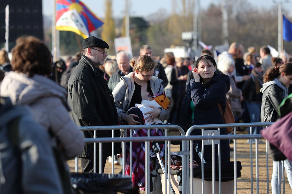 Účastníci demonstrace na Letenské pláni spojené s 30. výročím sametové revoluce (16. 11. 2019)