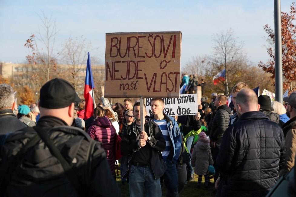 Jeden z transparentů účastníků demonstrace na Letenské pláni spojené s 30. výročím sametové revoluce (16. 11. 2019)