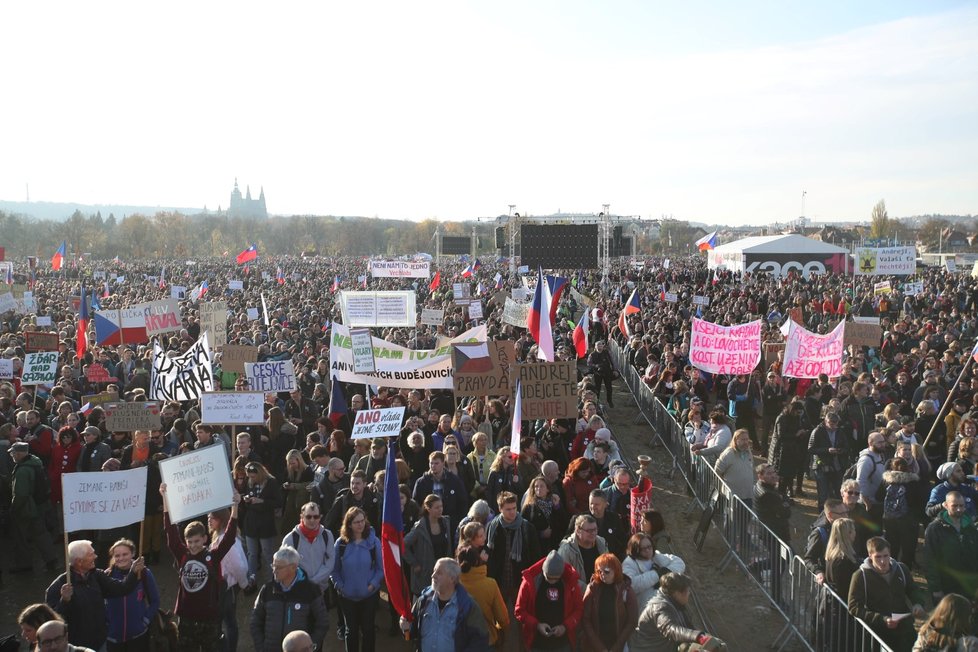 Demonstrace na Letenské pláni spojená s 30. výročím sametové revoluce (16. 11. 2019)